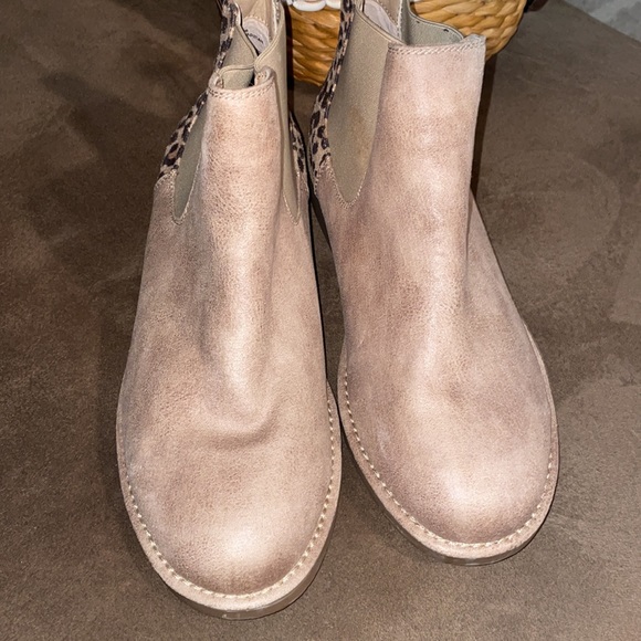 Cute booties - Picture 3 of 3